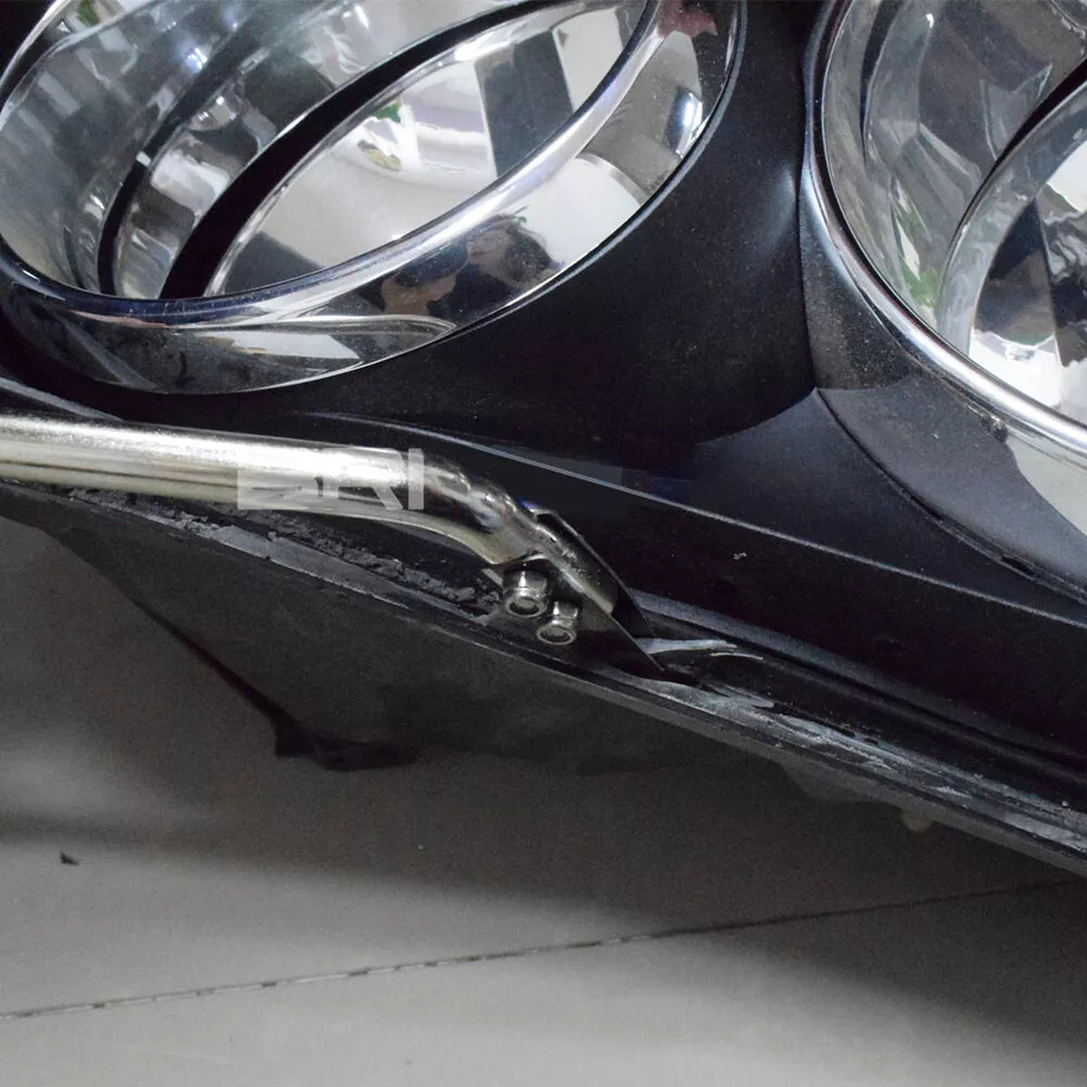 Headlight opening tool working along the lens seal